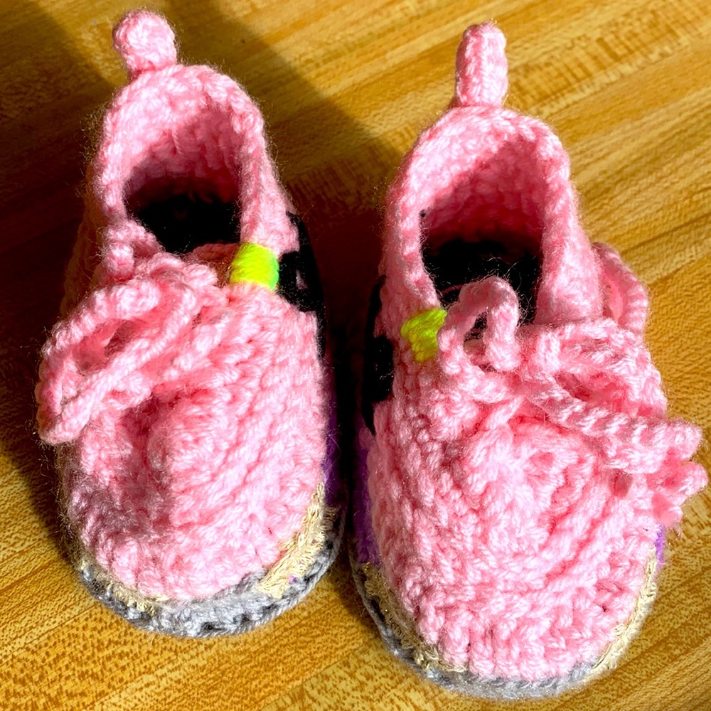 Pink Itzzy Bitzzy baby shoes crocheted 4.5” long 3-6m
